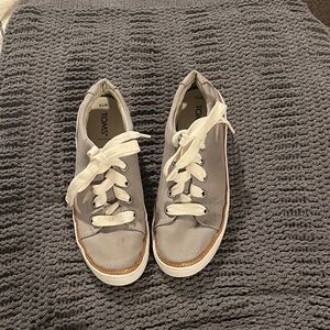 TOMS Charcoal Sneakers with Cream Laces (7.5)